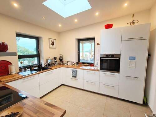 viel Platz bietet die helle, lichtdurchflutete Küche - 