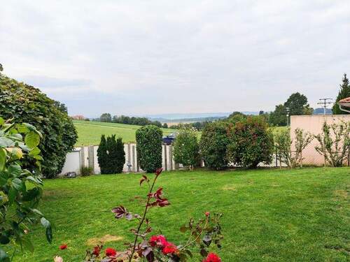 Pflegeleichtes, schön angelegtes Grundstück (Grundstück 640 m²) - 4 Zimmer Bungalow in Bad Griesbach im Rottal