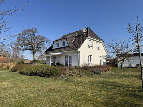 Seitenansicht vom Garten - Ein Ort zum Durchatmen - Zuhause zwischen Elbe, Natur und Weite