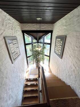 Flur mit Treppenhaus vom OG ins EG - 