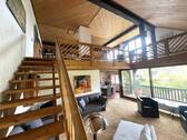 Blick ins Wohnzimmer und Galerie - 