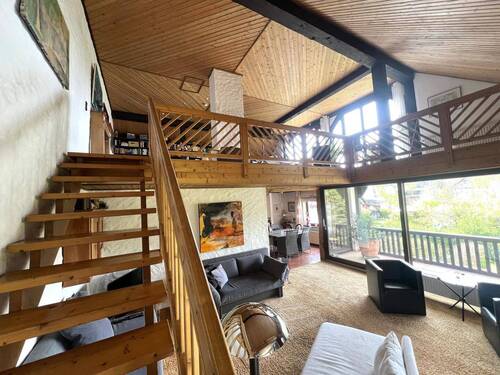 Blick ins Wohnzimmer und Galerie - 