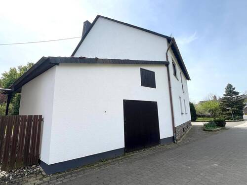 Hausansicht mit Garagenanbau - 