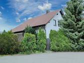 Gebäudesüdseite - Unikat mit Komfort! Freistehendes Wohnhaus mit Garten und Garage