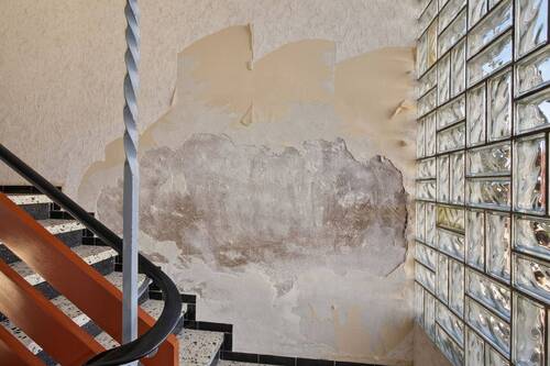 Treppenhaus, behobener Wasserschaden - 