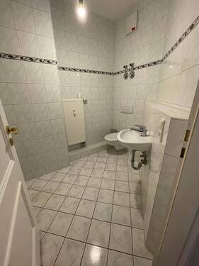 Badezimmer mit Toilette - 