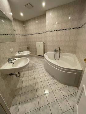 Badezimmer mit Eckbadewanne - 