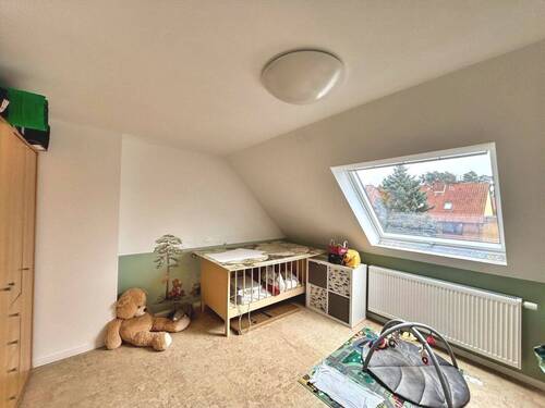 Zimmer im Dachgeschoss als Kinderzimmer oder Büro nutzbar - 