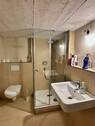 Kleiner Sanitärbereich mit Dusche im Keller integriert - 