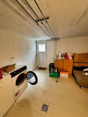 Gefliester Kellerraum mit Zugang in den Garten - 