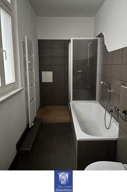 Bad - Alles was das Herz begehrt! Perfekte Wohnung mit Einbauküche, Balkon und Parkett!