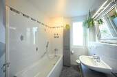 Badezimmer mit Wanne und Dusche - 