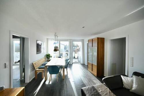 Heller Essbereich mit Ausblick - 