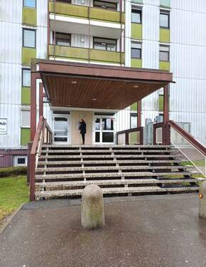 Eingang - Schicke Wohnung im 8.OG mit Balkon und Panoramablick, Autoabstellplätze am Haus (zur Zeit vermietet) in Neunkirchen Altseiterstal