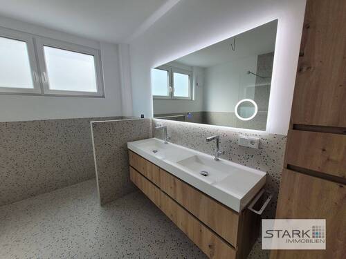 Badezimmer mit Einrichtung.jpg - 