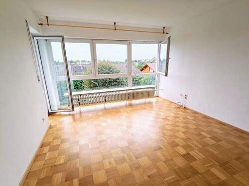 ein großes Glaselement bringt viel Licht in die Wohnung - 