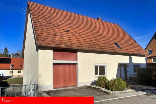 Vorderansicht - Großes Wohnhaus mit Garagen und Werkstatt in Böttingen