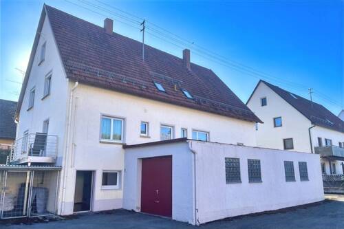 Rückansicht mit Doppelgarage (UG) - 9 Zimmer Einfamilienhaus in Böttingen