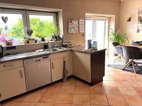 offene Küche mit Blick zur Terrasse - TRAUMHAFTE 5-ZKB- WOHNUNG IN 66773 SCHWALBACH-HÜLZWEILER