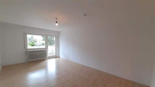 Wohnzimmer - Helle, freundliche 3,5-Zimmer-Wohnung mit EBK und Balkon im südlichen Zentrum