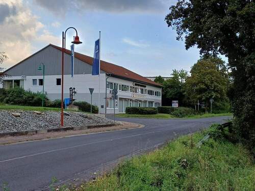 Außen Straßenseite - Vielseitig nutzbare Gew. Immobilie (Büro, Praxis, Halle, Studio, Handwerk, Handel). 1a Lage