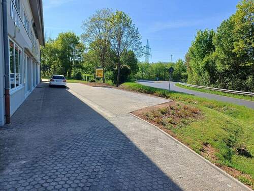 Außen Einfahrt/Parkplätze - 