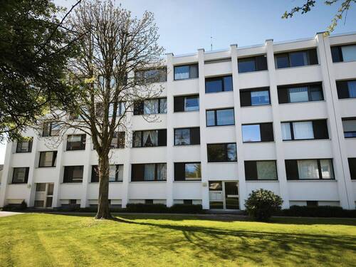 Hauseingangsseite - 3 Zimmer Etagenwohnung zum Kaufen in Neustadt