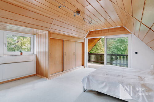 Großzügiges Schlafzimmer mit Loggia - 