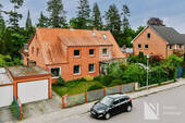 Straßenseitige Ansicht - Grün. Ruhig. Großzügig. - Doppelhaushälfte auf Eigentumsgrundstück in Lüneburg