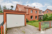 Zuweg zur Haushälfte + Garage - 8 Zimmer Doppelhaushälfte zum Kaufen in Lüneburg
