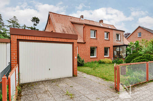 Zuweg zur Haushälfte + Garage - 8 Zimmer Doppelhaushälfte zum Kaufen in Lüneburg