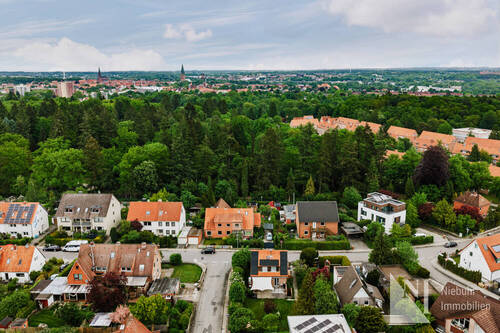 Grüner Blick über das Wohngebiet - 