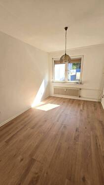 Wohnzimmer - DU-Dellviertel, Fürstenstraße 1 - Frisch renovierte 2 ZKDB-Wohnung im Hochparterre, fertig zum zeitnahen Einzug von max. 2 Personen !!