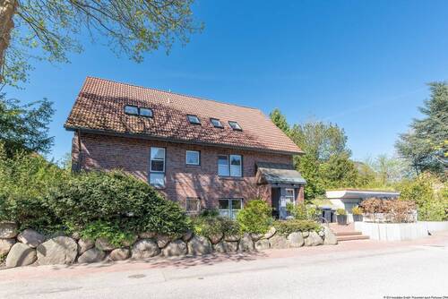 Haus Vorderansicht m Garage - Schickes Haus mit drei Wohnungen in ruhiger Lage von Kronsburg