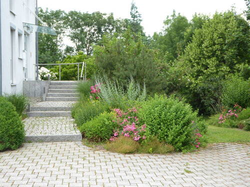 Weg zum Eingang - Büro zur Miete in Staufen im Breisgau