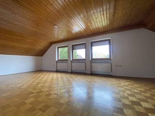 Wohnzimmer - Gemütliche 4-Zimmer-DG-Wohnung - 710,00 EUR Kaltmiete, ca.  77,00 m² Wohnfläche