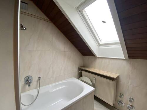 Bad mit Fenster - 4 Zimmer Etagenwohnung in Erlangen