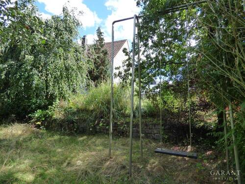 Gartenbereich mit Schaukel - 
