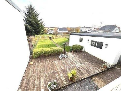 Blick von Balkon in den Garten - 