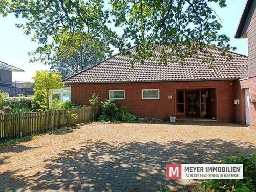 Hofansicht - 9 Zimmer Mehrfamilienhaus, Wohnhaus zum Kaufen in Bad Zwischenahn / Ofen