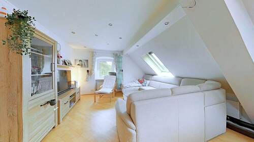 Wohnzimmer - Attraktive 4-Zimmer-Wohnung mit Garten und vielen weitern Extras