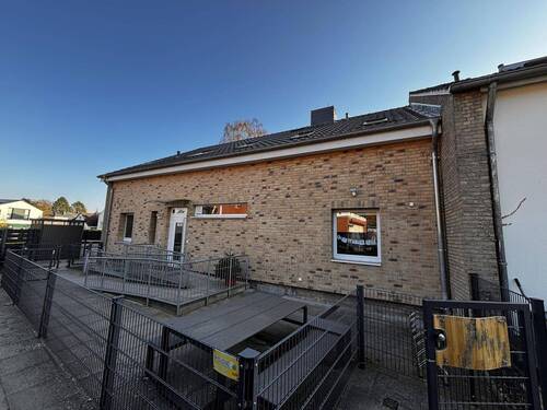 Hinteranscht mit Eingang - Einfamilienhaus in Hannover zum Kaufen