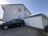 Seitenansicht mit Garage - 5 Zimmer Reihenendhaus in Schieder-Schwalenberg