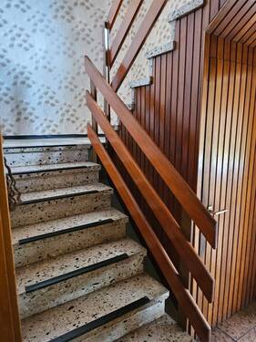 Treppenaufgang zum Dachgeschoss - 5 Zimmer Einfamilienhaus in Neuental