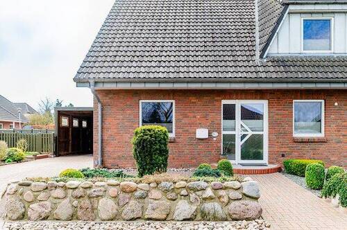 Vorderansicht - Halbes Haus, voller Komfort, mitten in Satrup! - Doppelhaushälfte von 1998 in MittelangelnSatrup