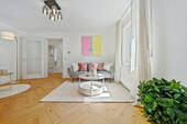 Wohnzimmer - Stilvolle 2-Zimmer-Wohnung mit Balkon in Top-Lage