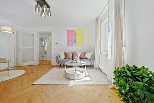 Wohnzimmer - Stilvolle 2-Zimmer-Wohnung mit Balkon in Top-Lage