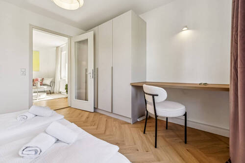 Schlafzimmer mit Arbeitsplatz - 