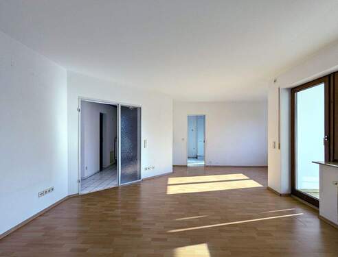 Wohnbereich mit Blick in Richtung Essbereich und Flur - 