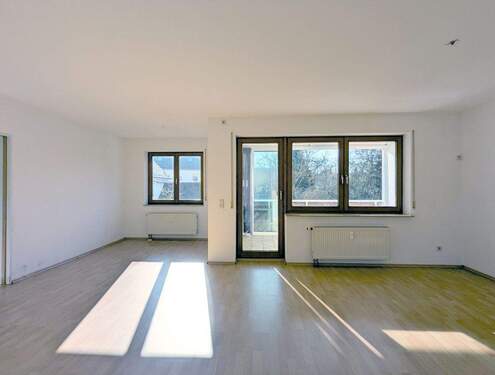 Übersichtsaufnahme Wohnen / Essen - Großzügige Wohnung, Balkon mit Wintergartenfunktion und eine elektrische Garage in Wullenstetten